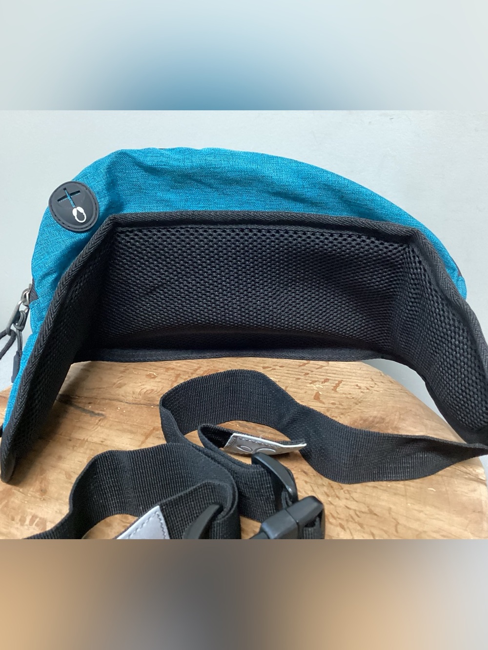 🔵 NWT - Waterfly Hiking Fanny Pack in a Teal Blue Color - Adjustable Straps - Picture 11 of 14